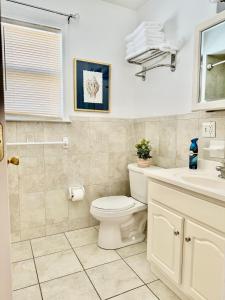 Bilik mandi di Stylish Evergreen Apartment By Newark Airport