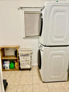 Gambar di galeri bagi Stylish Evergreen Apartment By Newark Airport di Newark