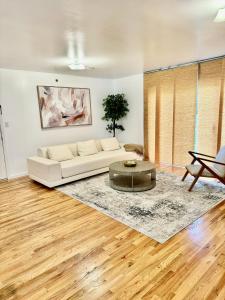 Ruang duduk di Stylish Evergreen Apartment By Newark Airport