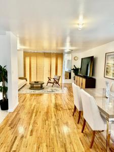 Televisyen dan/atau pusat hiburan di Stylish Evergreen Apartment By Newark Airport