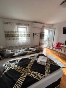 Ένα ή περισσότερα κρεβάτια σε δωμάτιο στο Apartments Dramalj