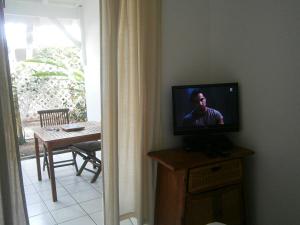 Televízia a/alebo spoločenská miestnosť v ubytovaní Bungalow Takaya Bambou
