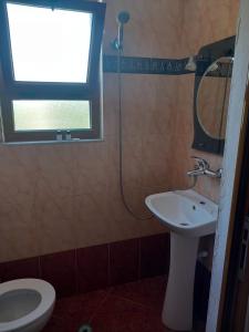 Koupelna v ubytování Hotel Taverna Prifti + 7 fotografií