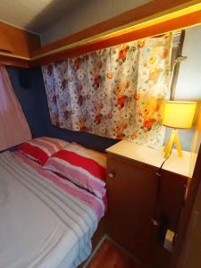 - une chambre avec un lit et un bureau avec une lampe dans l'établissement Cala Creta, à Lampedusa