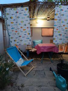 Cette chambre comprend une table, des chaises et un mur. dans l'établissement Cala Creta, à Lampedusa