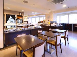 安約馬奇的住宿－多美迎 EXPRESS 三河安城飯店，一间带桌椅和柜台的餐厅