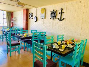 una sala da pranzo con tavoli blu e sedie blu di Dos Hemisferios a Quito