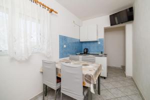 Kuchyň nebo kuchyňský kout v ubytování Apartments Ivan
