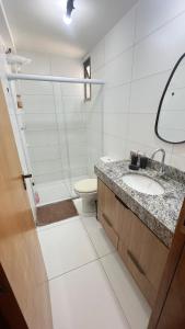 ein Badezimmer mit Waschbecken und Toilette in der Unterkunft AP Cantinho baiano Ilhéus Ba in Ilhéus