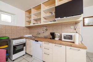 Kuchyň nebo kuchyňský kout v ubytování Apartments Slobodanka