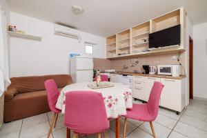 Kuchyň nebo kuchyňský kout v ubytování Apartments Slobodanka