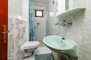 Koupelna v ubytování Apartments Slobodanka + 37 fotografií
