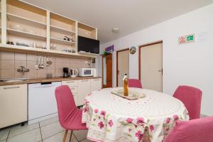 Kuchyň nebo kuchyňský kout v ubytování Apartments Slobodanka