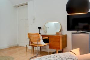 um quarto com uma secretária com um espelho e uma cadeira em Apartment mit 2 Schlafzimmern am Bergpark Wilhelmshöhe em Kassel