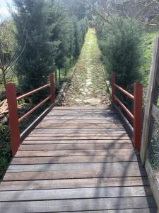 Saklı Cennet Esadiye في Esadiye: جسر خشبي فوق مسار به أشجار