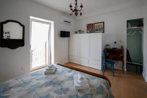 une chambre avec un lit avec des serviettes dessus dans l'établissement A casa do Caliaru, à Leonforte 21 autres photos
