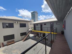 mit Blick auf einen Balkon eines Gebäudes in der Unterkunft Pousada Casa da Maga - Vila Germânica in Blumenau
