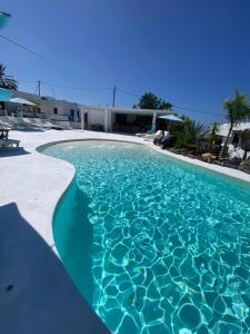 una piscina de agua azul frente a una casa en Paraiso villas en Playa Paraiso
