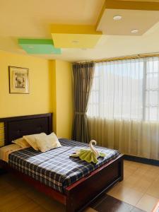 - une chambre avec un lit et une fenêtre dans l'établissement Dos Hemisferios, à Quito