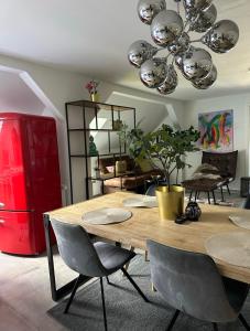 een eetkamer met een tafel en een rode koelkast bij Deluxe Loftapartement Big Size in Duisburg