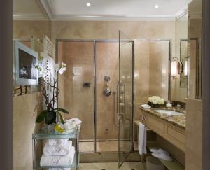 Koupelna v ubytování Hotel d'Angleterre + 37 fotografií