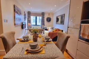 Un comedor con una mesa y un sofá. en Central Riverside Apartment, en Bristol