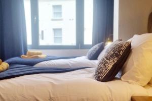 una cama con dos almohadas encima en Central Riverside Apartment, en Bristol