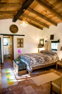 um quarto com uma cama grande num quarto em Hotel Rancho San Cayetano em Zitácuaro