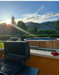 - un barbecue sur un balcon avec vue sur la piscine dans l'établissement Holiday House Provance, à Brod na Kupi