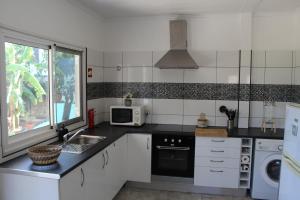 a kitchen with a sink and a microwave at Campo Dias in Silves