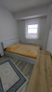 Rúm í herbergi á Apartman Summer