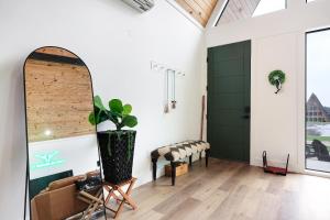 sala de estar con puerta verde y sofá en Casa De Gruene Retreat, en New Braunfels 45 fotos más
