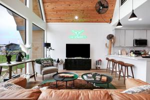 una sala de estar con un sofá y una mesa en Casa De Gruene Retreat, en New Braunfels