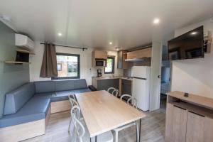 Kuchyň nebo kuchyňský kout v ubytování Camping le Pré des Moines