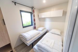 Postel nebo postele na pokoji v ubytování Camping le Pré des Moines