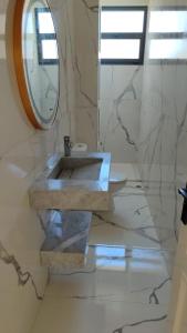 een badkamer met een wastafel en een spiegel bij ferme privé avec piscine in Safi