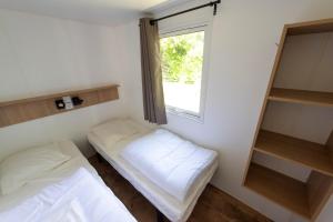 Postel nebo postele na pokoji v ubytování Camping le Pré des Moines