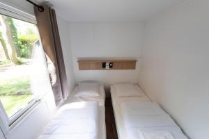 Postel nebo postele na pokoji v ubytování Camping le Pré des Moines