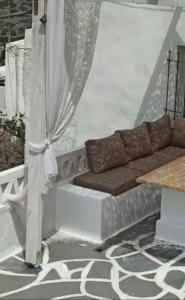- un salon avec un canapé et une table dans l'établissement Vasiliki Skyros Castle View, à Skiros