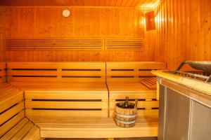 a wooden sauna with a bucket in the middle at Hotel Ahornhof in Lindberg