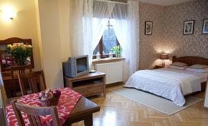 Säng eller sängar i ett rum på Willa Cyprysowa