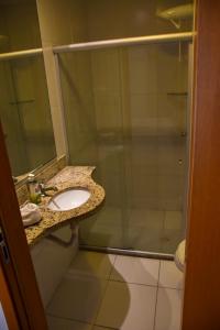a bathroom with a sink and a shower at Studio Moderno bem localizado in Feira de Santana