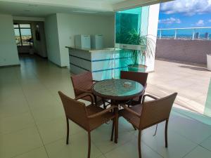 a dining room with a table and chairs on a balcony at Studio Moderno bem localizado in Feira de Santana