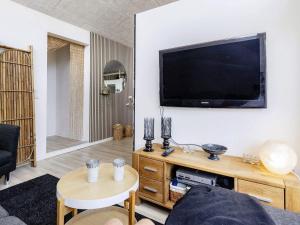 TV a/nebo společenská místnost v ubytování Holiday home Storvorde XVIII