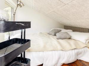 un lit blanc dans une chambre avec une fenêtre dans l'établissement 8 person holiday home in Storvorde, à Storvorde