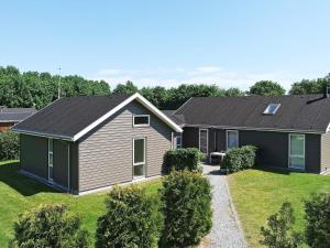 ein Haus mit schwarzem Dach in der Unterkunft 10 person holiday home in Storvorde in Egense