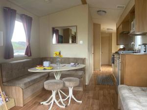 Η κουζίνα ή μικρή κουζίνα στο Discover Serenity in Our 3-Bed Static Caravan at Clarach Bay Holiday Village!
