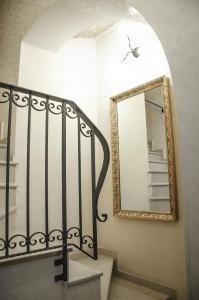 テルモリにあるDue Passi Dal Mareの階段横の壁鏡