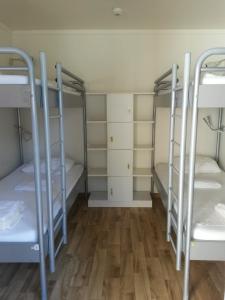 Bunk bed o mga bunk bed sa kuwarto sa RiverLodge TCS Training & Freizeit AG