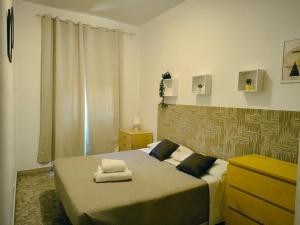 ローマにあるThe italian House in Rome a pochi passi dalla metro Aのベッドルーム1室(ベッド1台、タオル2枚付)